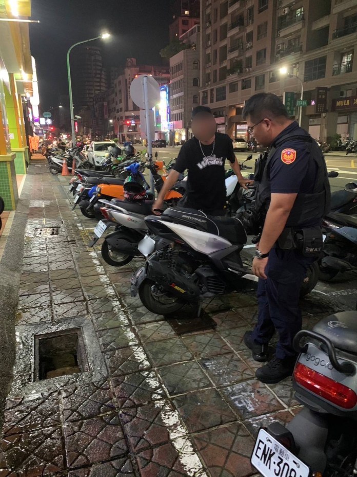 影/機車停好兩隻中柱剛好卡進水溝蓋 波麗士使盡洪荒之力 結局曝 58 59BD43F5 61E0 413F 8E4F 02070D50B294 | 社會 社會 記者爆料網