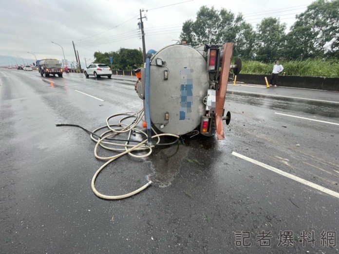 宜蘭灑水車疑切西瓜失敗 竟擦撞分隔島橫躺馬路上 驚險畫面曝 64 3EE9F111 1216 4AAB B035 167AB39EC818 | 社會 社會 記者爆料網