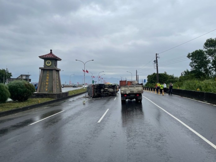 宜蘭灑水車疑切西瓜失敗 竟擦撞分隔島橫躺馬路上 驚險畫面曝 63 D5116BD2 A2C7 46F7 B39D 76593651E7FD | 社會 社會 記者爆料網