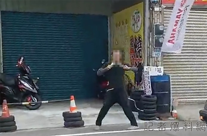 駭人 精障男雙刀架脖子趴趴走 警柔性勸導化解 60 7 | 社會 社會 記者爆料網