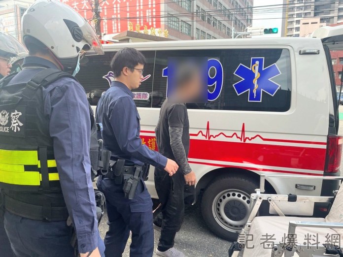 駭人 精障男雙刀架脖子趴趴走 警柔性勸導化解 59 249270 0 | 社會 社會 記者爆料網