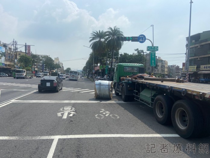 影/大貨車鋼捲離「車」出走 駕駛最高恐罰24000元 60 618BC7BE C2F0 4D9D 98B2 0E70CFC21E4C | 社會 社會 記者爆料網