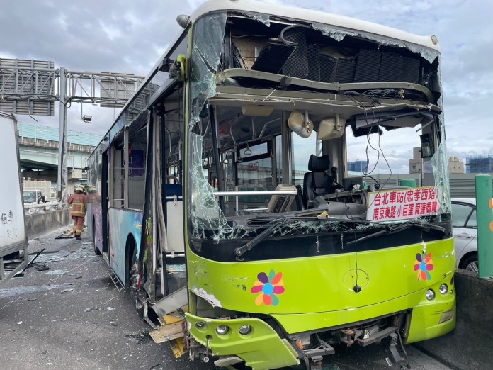快訊更新影片/公車、小貨車擦撞!新北三重中山橋往新莊方向12名乘客受傷 61 214 5 | 社會 社會 記者爆料網