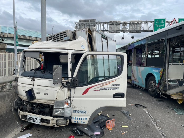 快訊更新影片/公車、小貨車擦撞!新北三重中山橋往新莊方向12名乘客受傷 58 212 10 | 社會 社會 記者爆料網