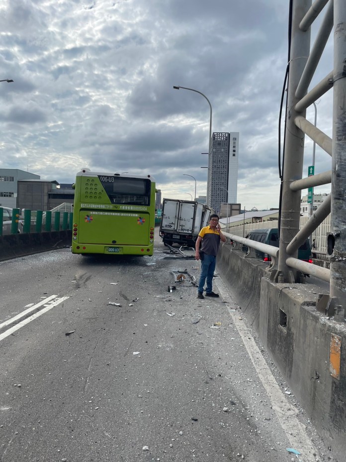 快訊更新影片/公車、小貨車擦撞!新北三重中山橋往新莊方向12名乘客受傷 59 213 6 | 社會 社會 記者爆料網