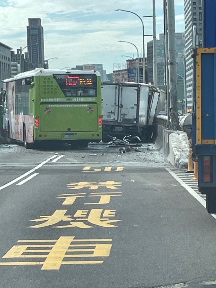 快訊更新影片/公車、小貨車擦撞!新北三重中山橋往新莊方向12名乘客受傷 60 211 9 | 社會 社會 記者爆料網