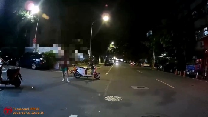 永和男騎UBIKE攔警亮刀「我要吃牢飯」 家屬冷回任憑處置 59 411 6 | 社會 社會 記者爆料網