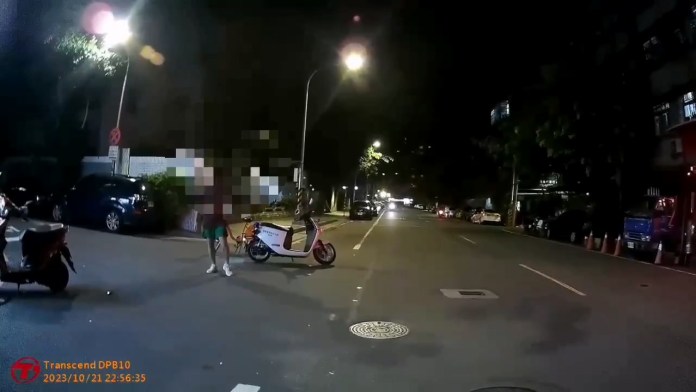 永和男騎UBIKE攔警亮刀「我要吃牢飯」 家屬冷回任憑處置 57 411 6 | 社會 社會 記者爆料網