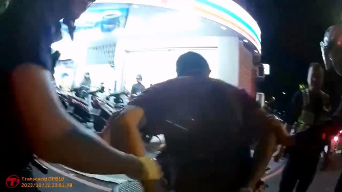 永和男騎UBIKE攔警亮刀「我要吃牢飯」 家屬冷回任憑處置 58 412 5 | 社會 社會 記者爆料網