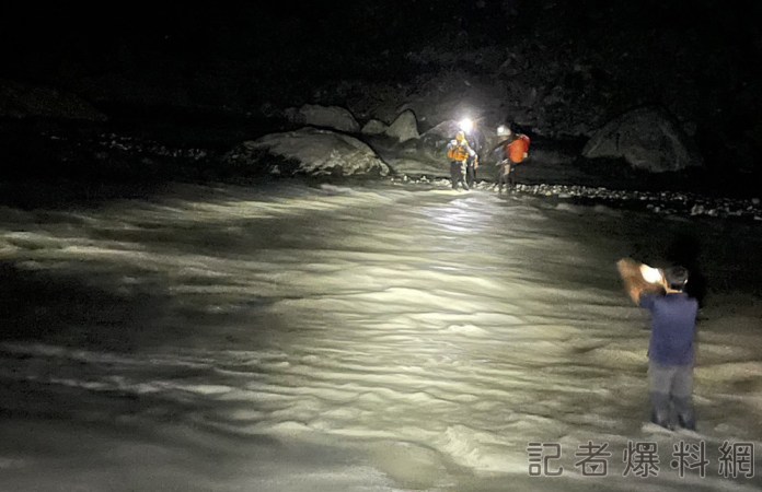 花蓮好山好水玩「溪降」 溪水暴漲受困及時獲救 55 3 19 | 社會 社會 記者爆料網