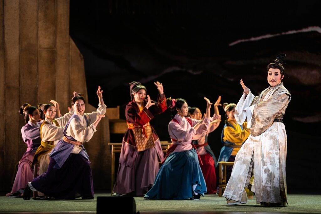 2023 NTT遇見巨人—唐美雲歌仔戲團《臥龍:永遠的彼日》,人間國寶小咪飾演劉禪(阿斗)(圖/歌劇院提供©劉璧慈)