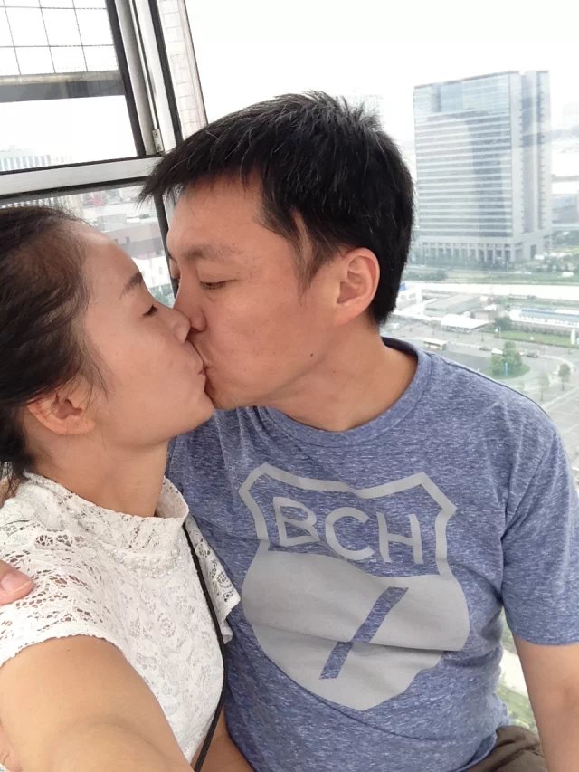 神祕女子與趙天麟在摩天輪上親吻,顯示關係非一般友誼。爆料者提供。