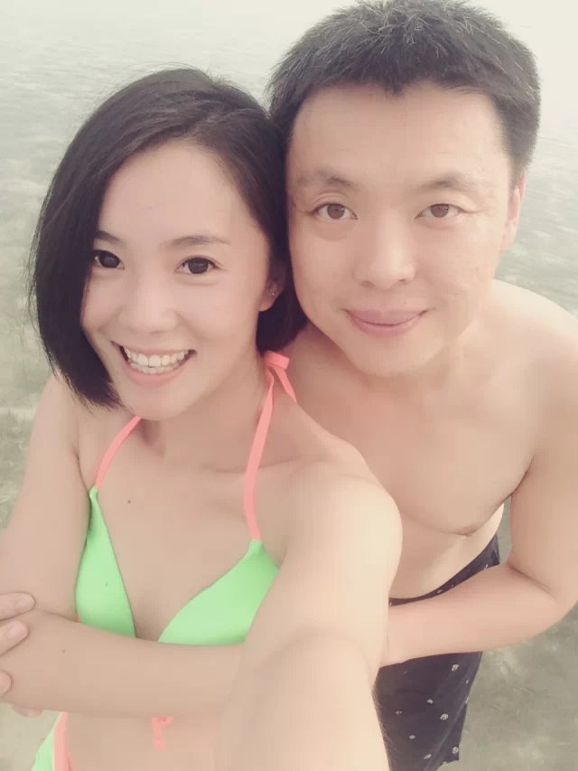 趙天麟與神祕女子在海邊著泳裝親暱自拍。爆料者提供。
