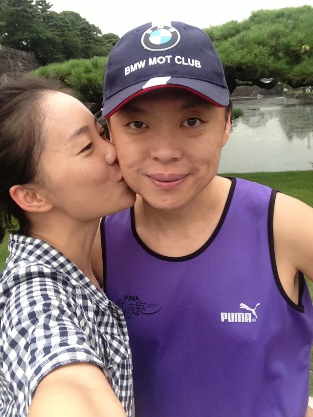 趙天麟與神祕女子貼臉自拍,趙身上運動衣還有2011年的字樣,證明是在結婚多年後。爆料者提供。