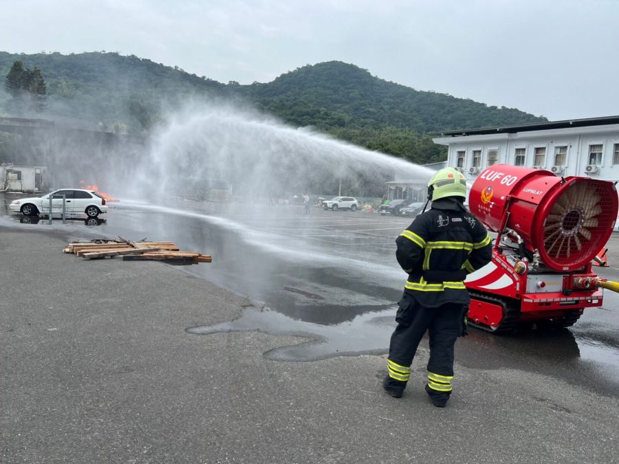 保障消防英雄安全 北市引進機器人 可遠端300公尺外操控 324 北市消防局提供