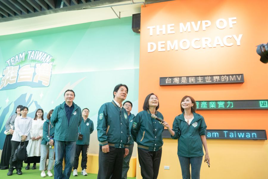【匯流民調10月份第四週總統大選3-2】賴清德支持度大跌 柯文哲不論與侯友宜或郭台銘搭配都大贏賴 260 蔡英文與賴清德一同開箱賴清德競總。(賴清德競辦提供)