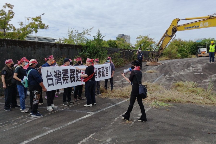 【抗拆屋護遠航3-2】兩怪手提早藏身遠航後方 媒體遭警戒線阻隔 296 【抗拆屋護遠航3-2】兩怪手提早藏身遠航後方 媒體遭警戒線阻隔 295