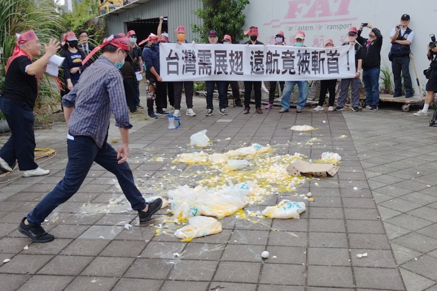 【抗拆屋護遠航3-2】兩怪手提早藏身遠航後方 媒體遭警戒線阻隔 298 【抗拆屋護遠航3-2】兩怪手提早藏身遠航後方 媒體遭警戒線阻隔 297