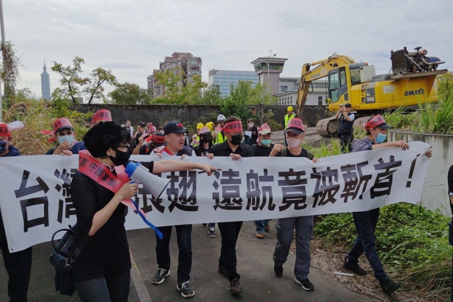 【抗拆屋護遠航3-2】兩怪手提早藏身遠航後方 媒體遭警戒線阻隔 300 【抗拆屋護遠航3-2】兩怪手提早藏身遠航後方 媒體遭警戒線阻隔 299
