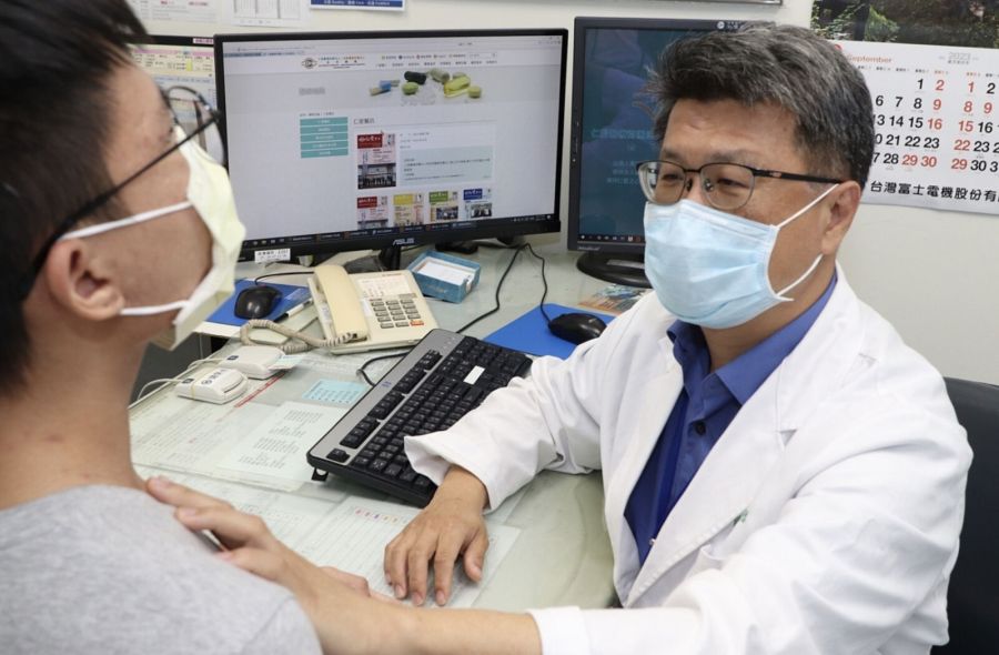 20歲男子蟹足腫體質 脖子摸到惡性甲狀腺腫瘤!幸運治療不留「疤」 304 20歲男子蟹足腫體質 脖子摸到惡性甲狀腺腫瘤!幸運治療不留「疤」 303