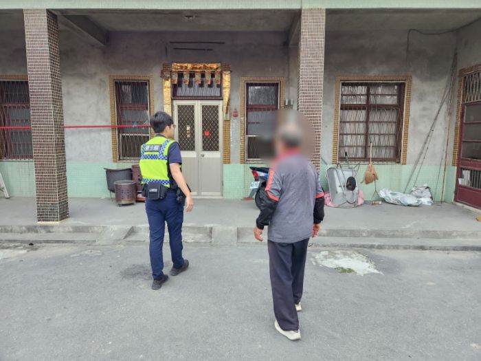 失智翁迷途露宿街頭 虎警獲報護送返家