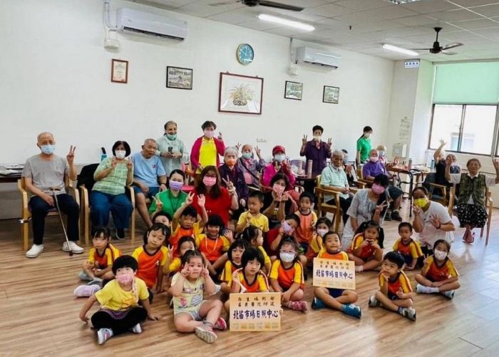 幼兒園孩童獻舞陪爺奶玩闖關遊戲 歡慶重陽