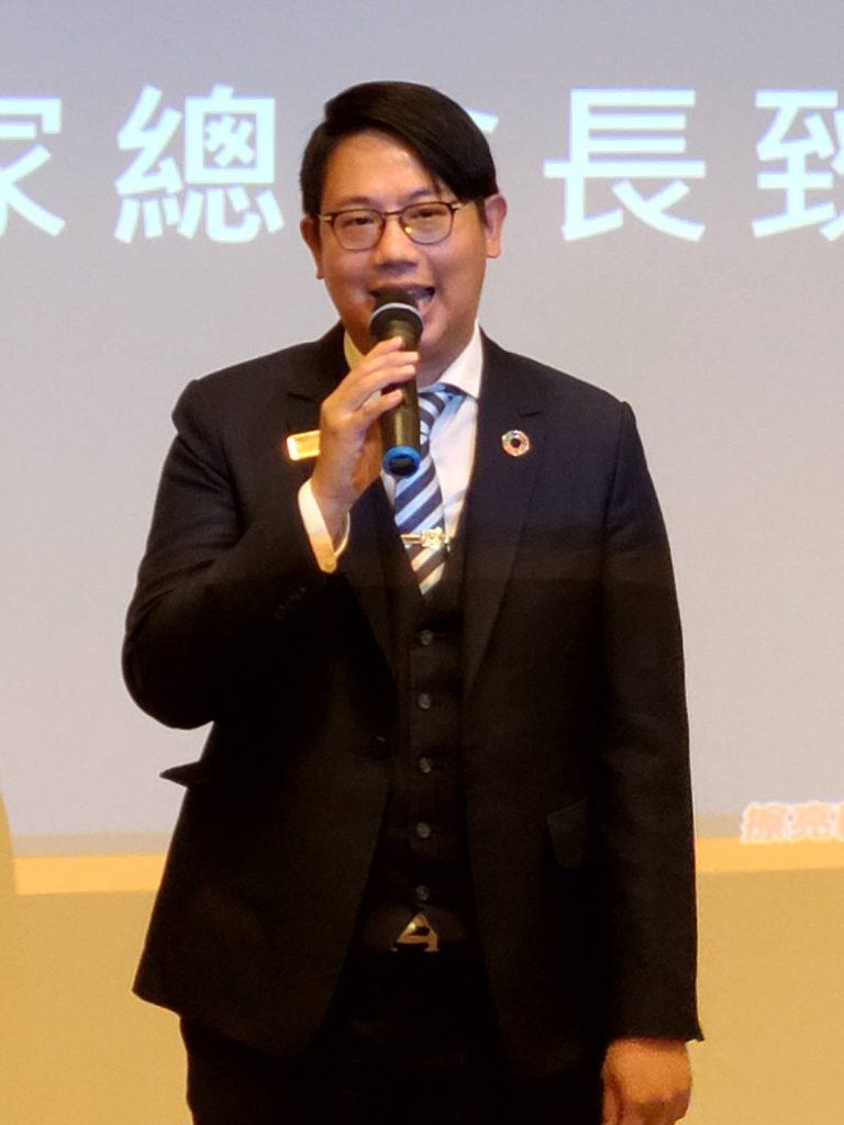 總會長林鼎鈞表示擦反光鏡活動或國外分會姐妹會支持響應。（記者林金聖攝）