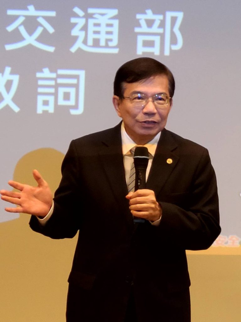 交通部長王國材指出青商會活動減少車禍是做善事。（記者林金聖攝）