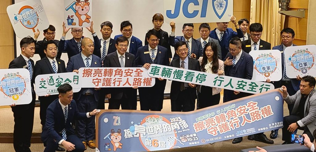 交通部長王國材與青商會與會人員合照留念。（記者林金聖攝）