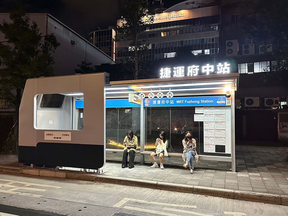 《圖說》府中捷運站候車亭取地板橋舊址精神,以列車為造型。〈文化局提供〉