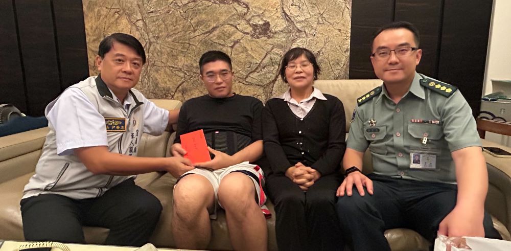 《圖說》宜蘭縣軍人服務站長尹華忠由宜蘭縣後備指揮部顏指揮官陪同前往宜蘭市探視慰問術後返家休養的賴姓士兵。〈宜蘭軍服站提供〉