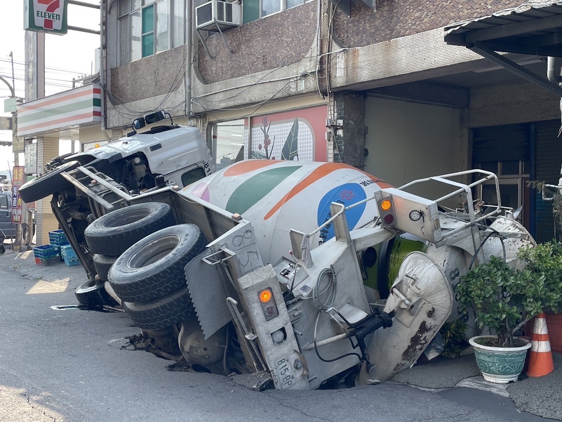 漾新聞|驚險一瞬間 預拌混凝土車停車突翻車 造成「大寮天坑」