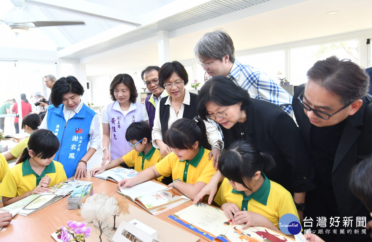 溪湖「媽厝紫葡小書屋」入厝啟用,縣長王惠美等人與小朋友一起閱讀。圖/記者鄧富珍翻攝
