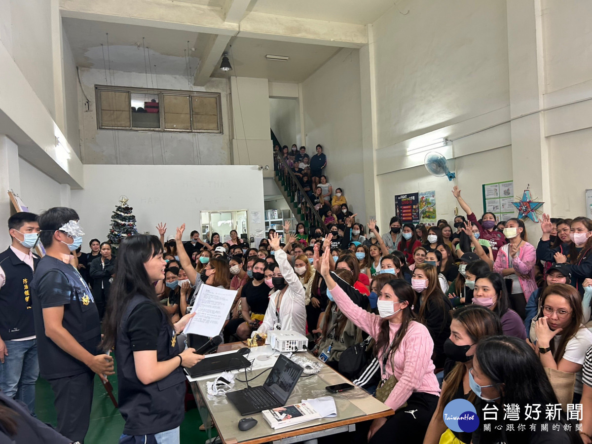 共同歡慶「面具節」,移工犯罪預防宣導效果好。