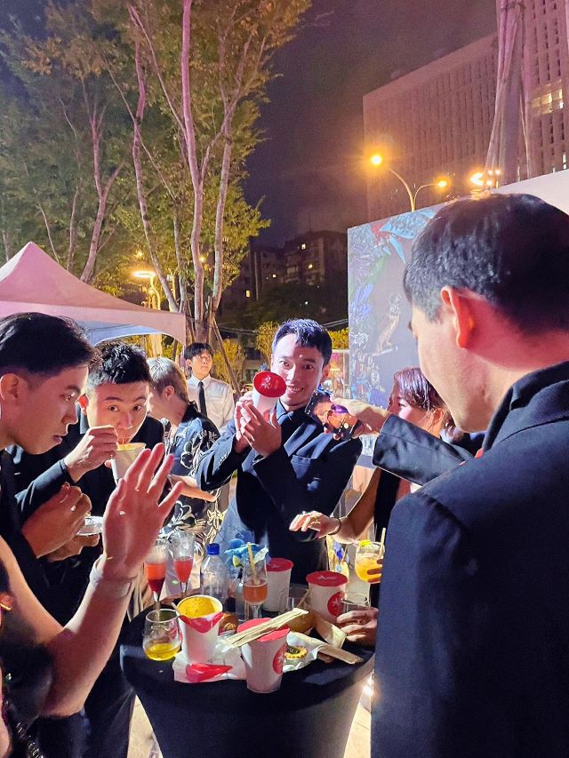 人手一杯!臺北時裝週閉幕秀爽吃大心杯麵.jpg