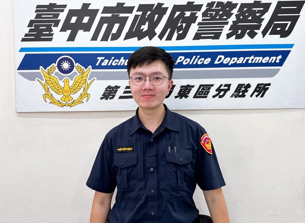 ▲圖說:三分局東區分駐所警員吳祖輝從詐騙集團口袋搶救回近500萬詐騙款 (圖/台中市政府提供)