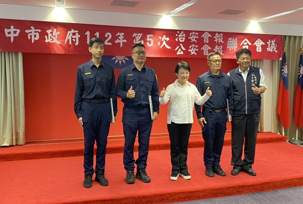 ▲圖說:盧秀燕市長頒獎表揚員警好人好事楷模 (圖/台中市政府提供)