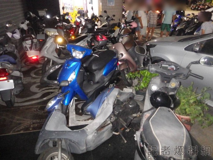 高雄34歲男開車閃避流浪狗 不慎擦撞28部機車幸無人受傷 68 5 0 2 | 社會 社會 記者爆料網