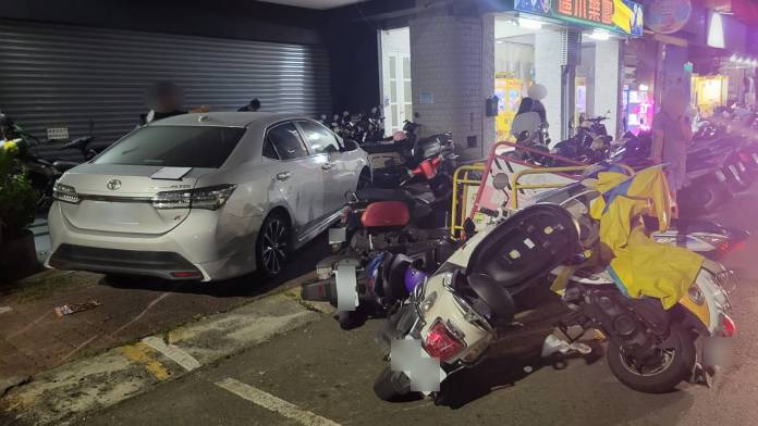 高雄34歲男開車閃避流浪狗 不慎擦撞28部機車幸無人受傷 64 1 0 | 社會 社會 記者爆料網