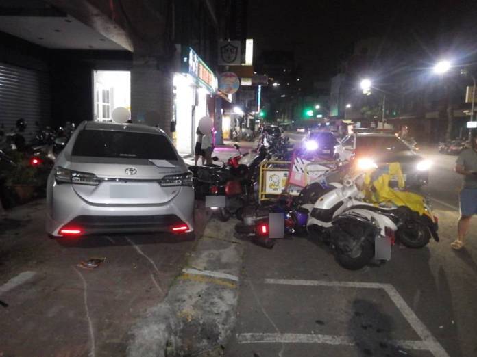 高雄34歲男開車閃避流浪狗 不慎擦撞28部機車幸無人受傷 65 2 0 1 | 社會 社會 記者爆料網