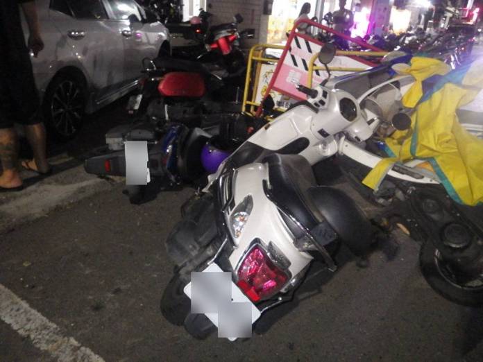 高雄34歲男開車閃避流浪狗 不慎擦撞28部機車幸無人受傷 66 3 0 1 | 社會 社會 記者爆料網
