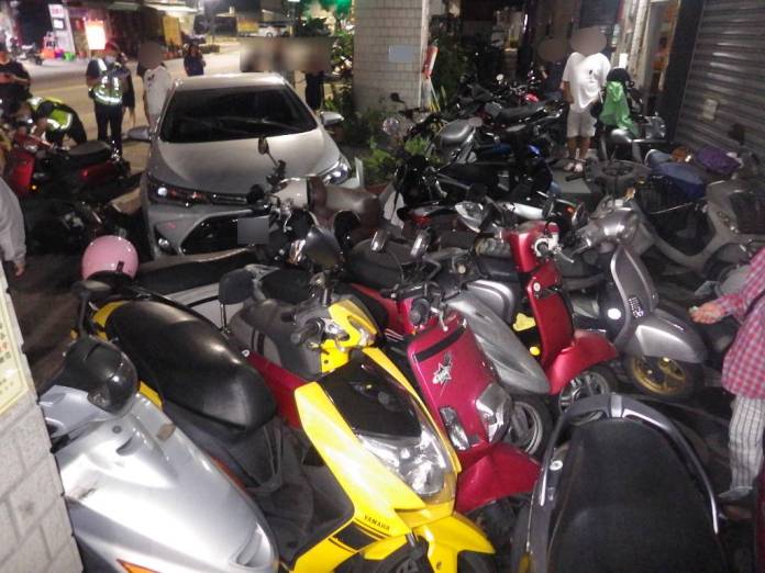 高雄34歲男開車閃避流浪狗 不慎擦撞28部機車幸無人受傷 67 4 0 | 社會 社會 記者爆料網