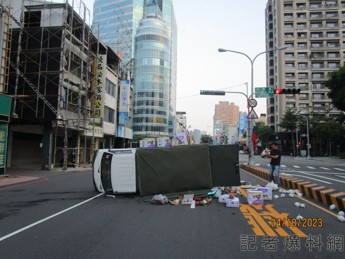 載水果要去市場賣!59歲婦開小貨車 稱未抓好方向盤不慎翻車 62 IMG 8465 | 社會 社會 記者爆料網