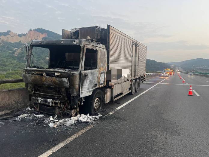 (有片)國道火燒車! 大貨車行駛中突冒煙起火駕駛急逃生 65 1 | 社會 社會 記者爆料網