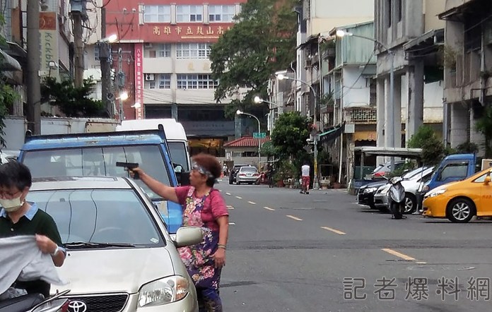 高雄鼓山大媽持BB槍趕猴 網友大歪樓「辦門號就送槍?」 69 1 45 scaled | 社會 社會 記者爆料網
