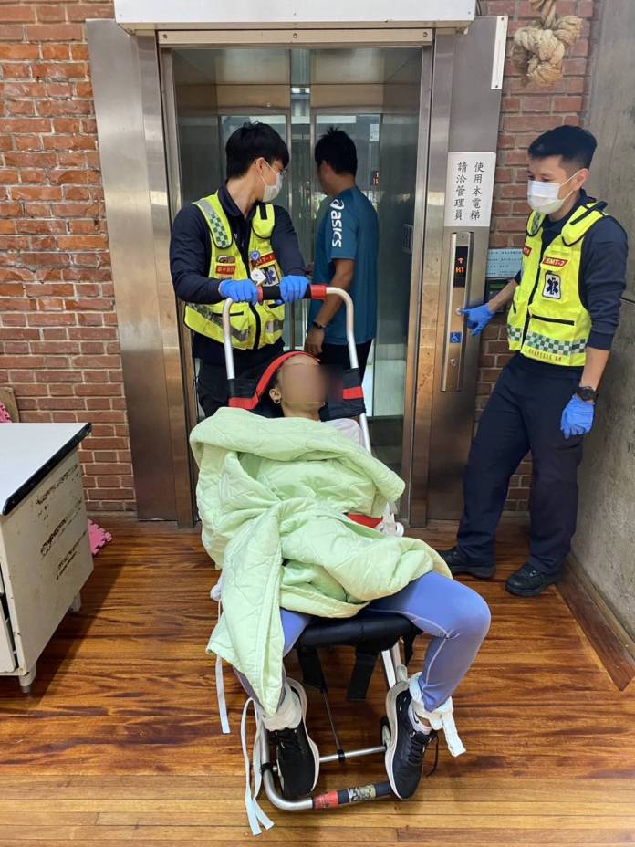 (有片)疑似急性精神官能症發作 東海大學外籍生持羽球拍攻擊學生 70 | 社會 社會 記者爆料網