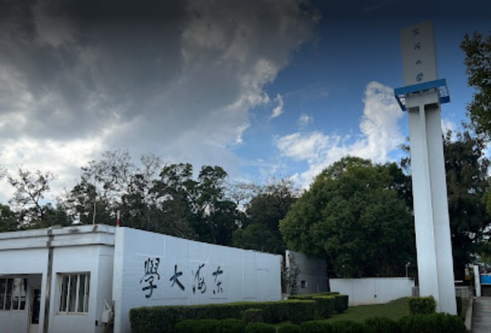 (有片)疑似急性精神官能症發作 東海大學外籍生持羽球拍攻擊學生 69 | 社會 社會 記者爆料網