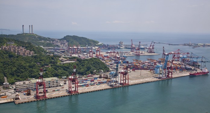 (有片)「南投艦」基隆港停泊不慎撞碼頭 海巡署艦隊分署將賠償修復 70 | 社會 社會 記者爆料網