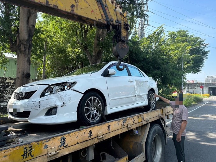 國道鐵片掉落路面釀3車受損! 警追查肇事車輛開罰 61 | 社會 社會 記者爆料網