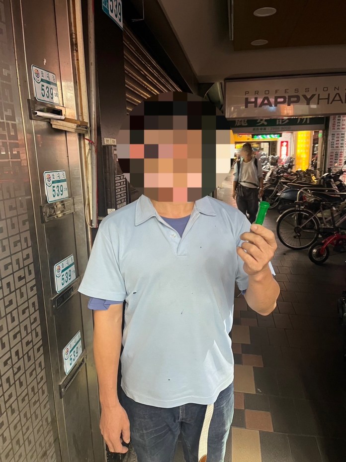 新莊男身懷大麻騎車低頭 警攔查緊張全「抖」了 59 111 10 | 社會 社會 記者爆料網